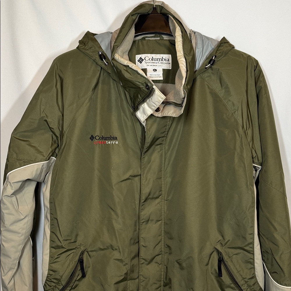 Columbia Cross Terra Interchange Jacket in green and beige - Picture 2 of 12